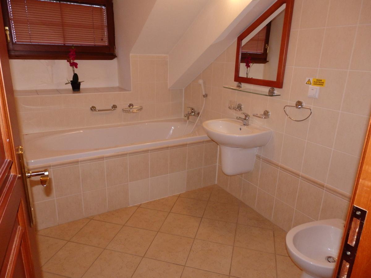 Wellness Hotel Kastiel Jaslovske Bohunice Room photo