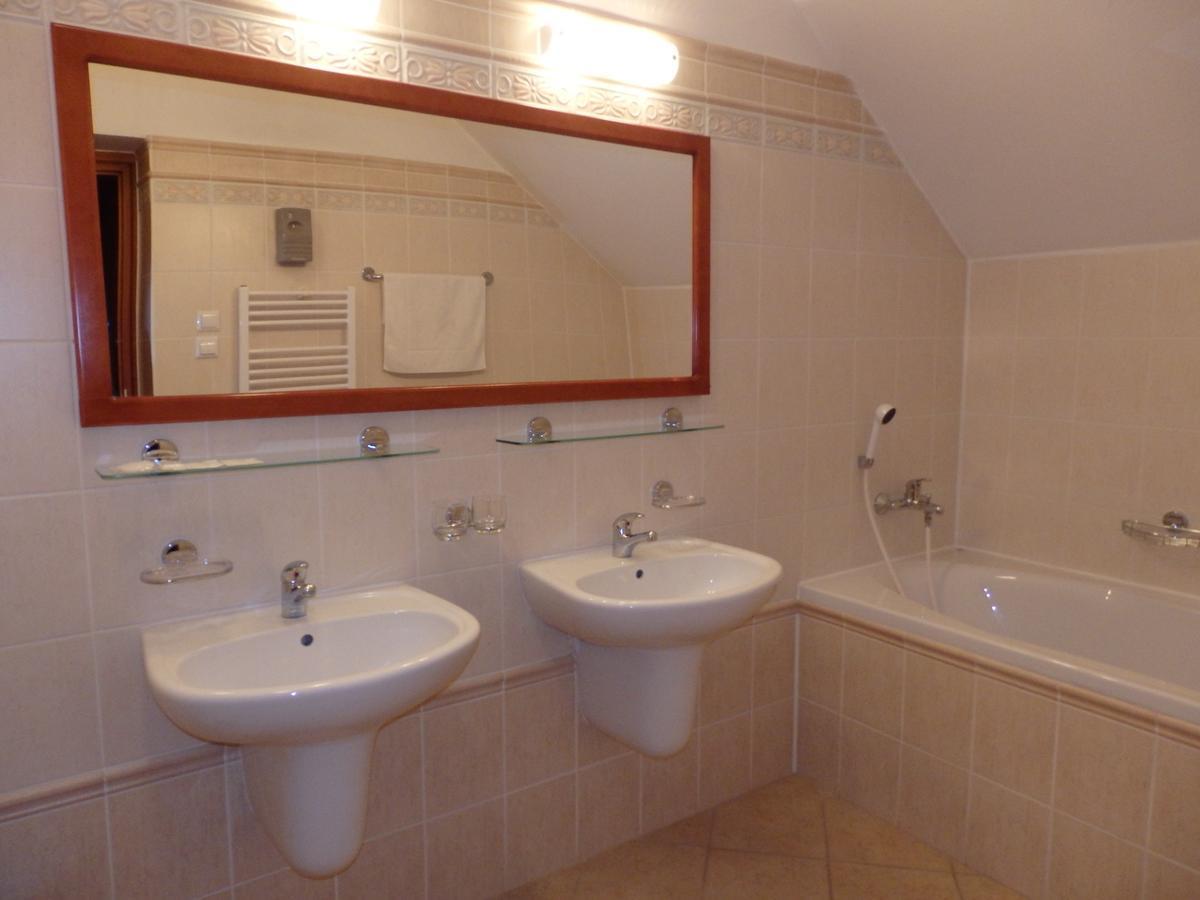 Wellness Hotel Kastiel Jaslovske Bohunice Room photo